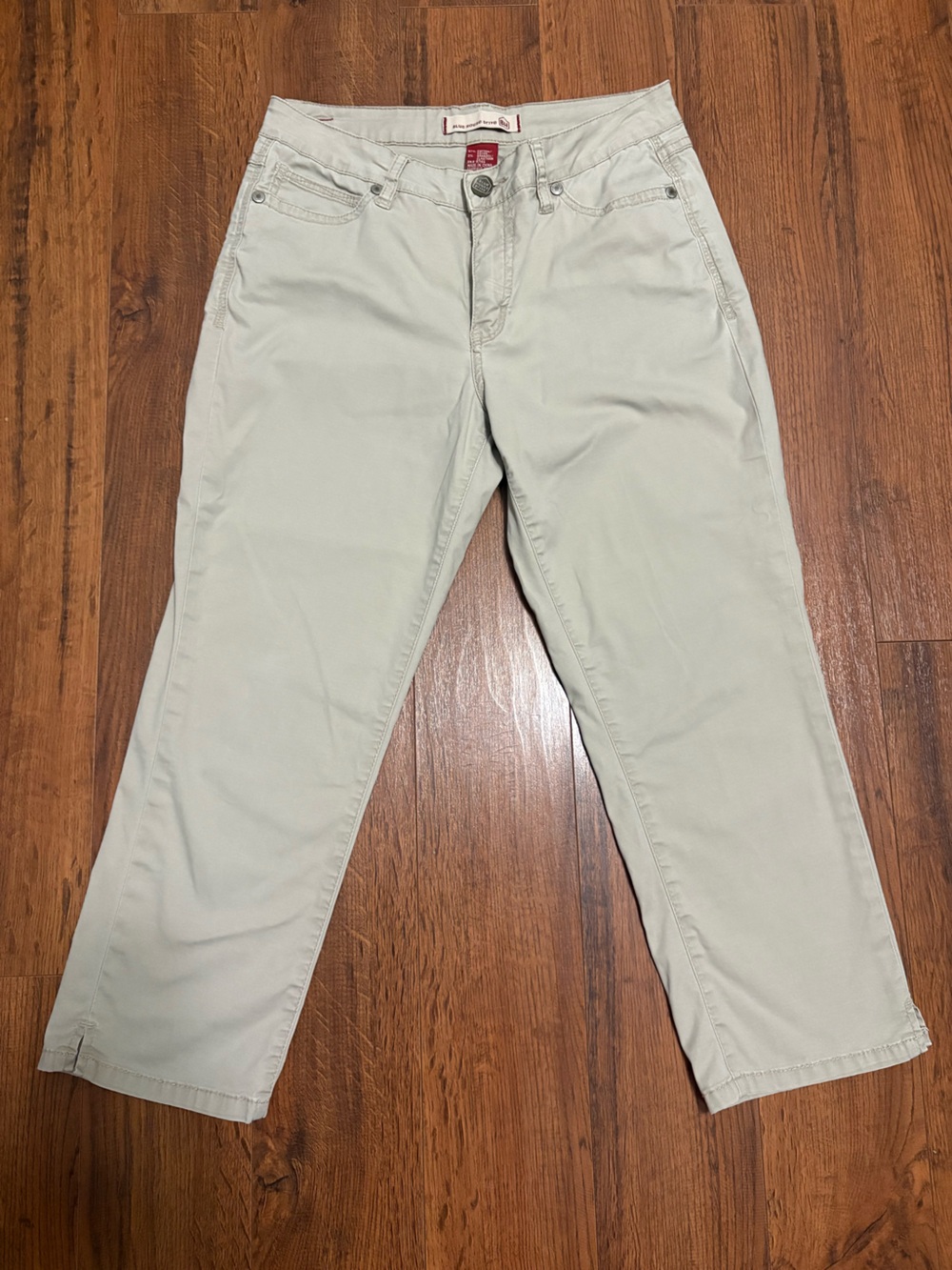 Women's Light Sage Capris - Casual Mid-Rise Crop Pants